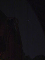 ドーム内から見上げた望遠鏡とアルタイル